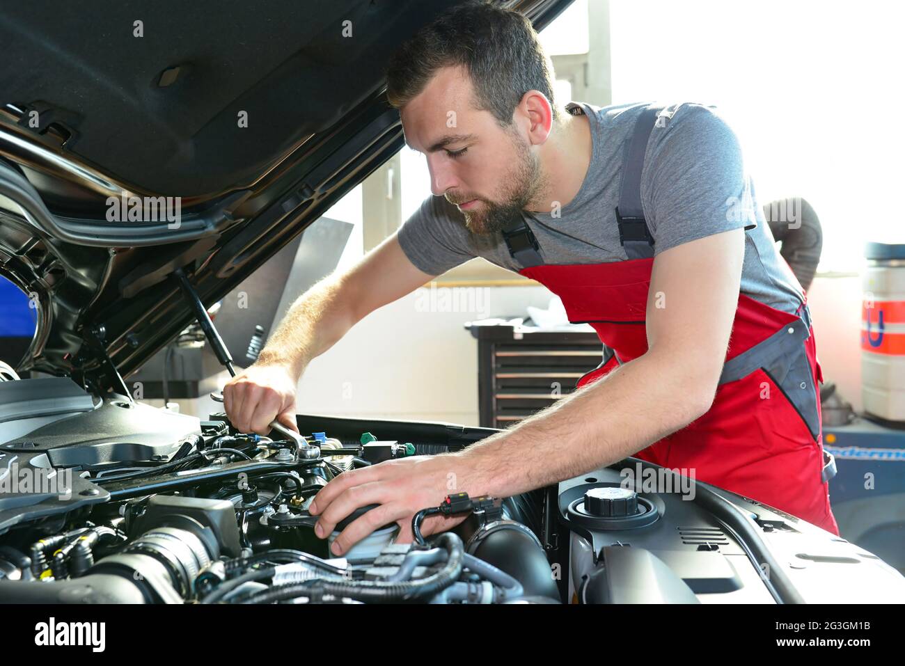 Automechaniker Reparaturen Fahrzeug in der Werkstatt Stockfoto