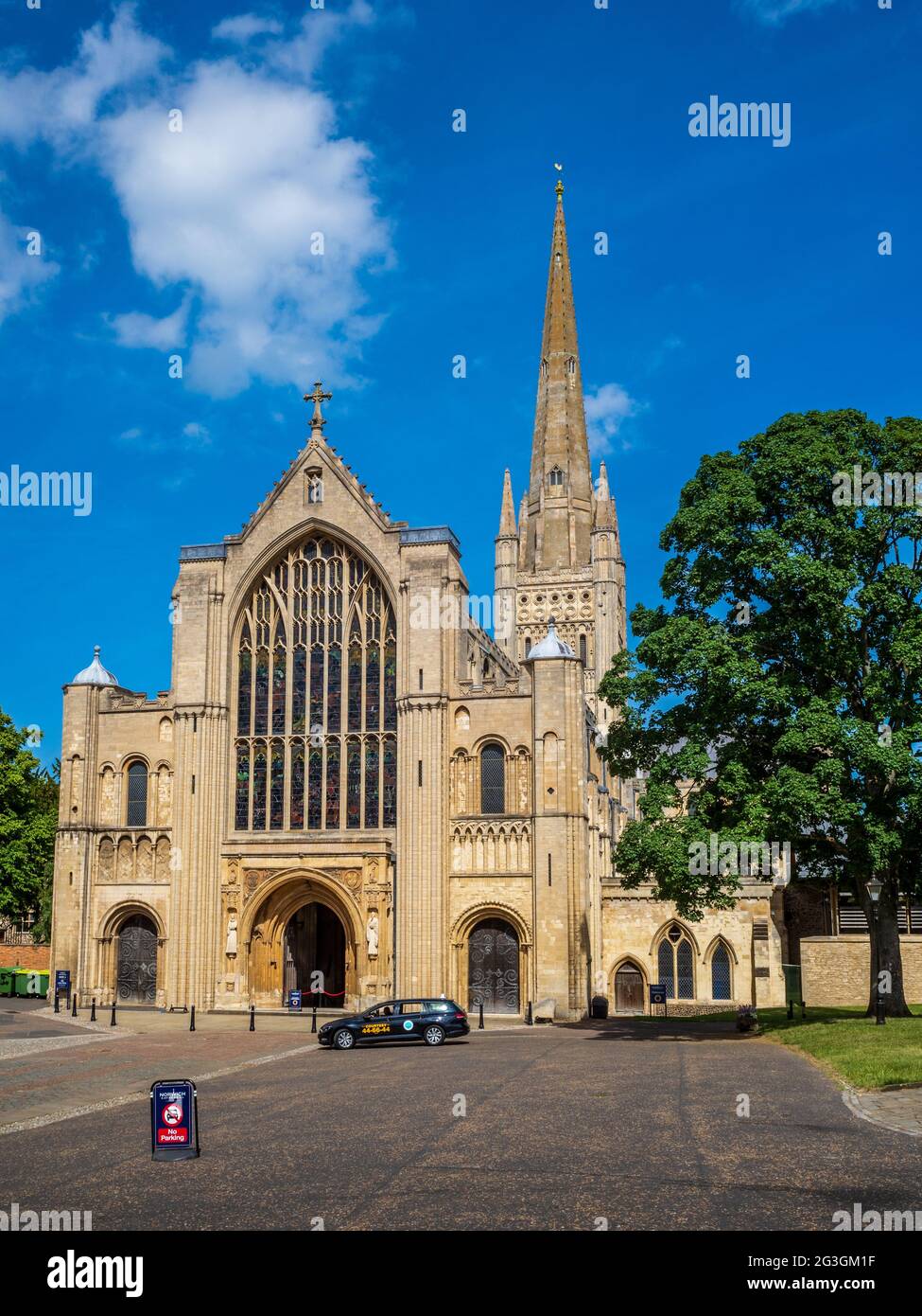 Norwich Cathedral Norwich Norfolk UK - die Arbeiten an der Norwich Cathedral begannen im Jahr 1096 und wurden 1145 abgeschlossen. Kathedrale Kirche der Heiligen und ungeteilten Dreifaltigkeit. Stockfoto