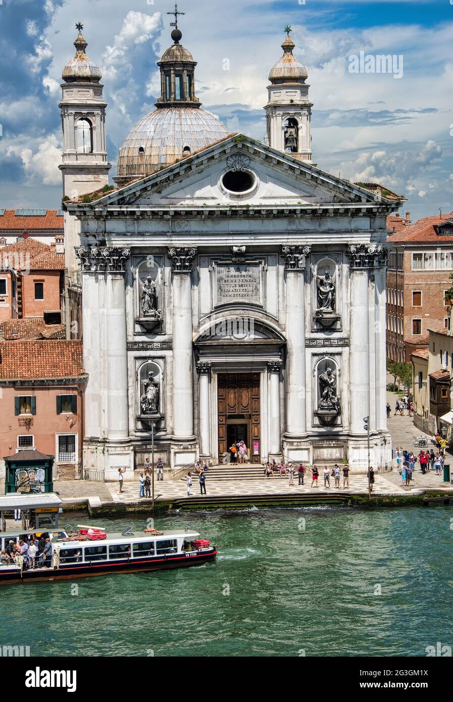 Venedig, Italien - 13. Juni 2016: Besucher vor der Kirche Santa Maria Del Rosario, die zwischen 1726 und 1735 für die Dominikaner erbaut wurde. Stockfoto