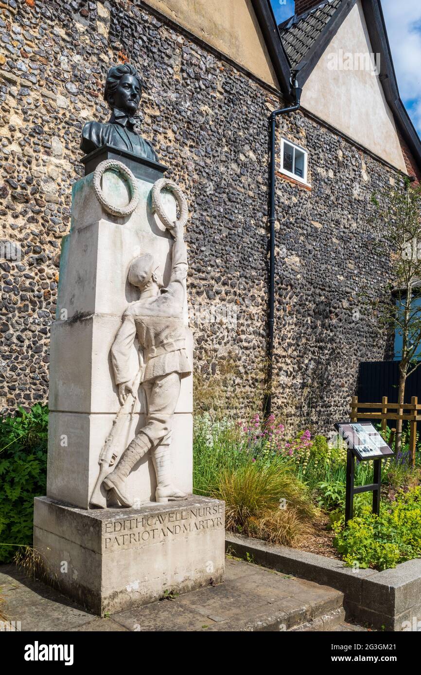 Edith Cavell Memorial Norwich vor dem Tor zur Kathedrale von Norwich, wo Edith Cavell (1865-1915) begraben ist. Erbaut 1918, Bildhauer Henry Pegram. Stockfoto