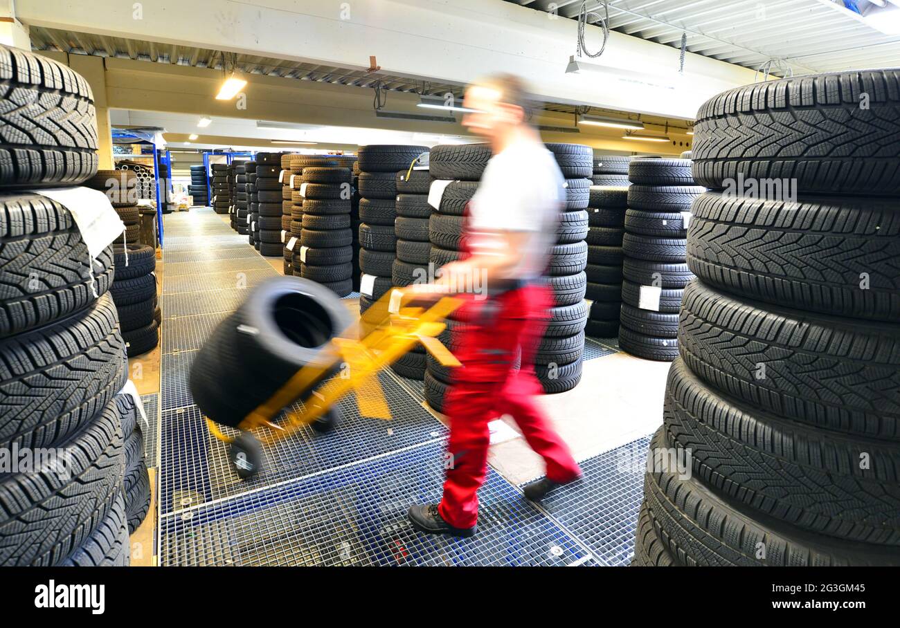 Kaufhaus mit Autoreifen in eine Garage - Reifenwechsel Stockfoto