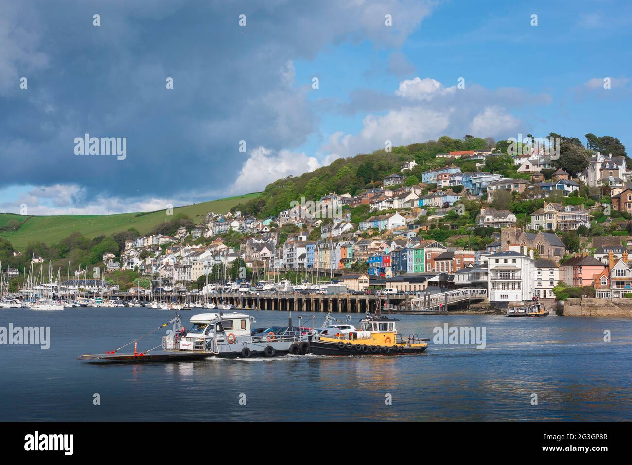 Dartmouth Kingswear Fähre, Blick auf die Lower Ferry, die den Fluss Dart überquert und Menschen und Autos zur Bayard's Cove in Dartmouth, Devon, Großbritannien, bringt Stockfoto