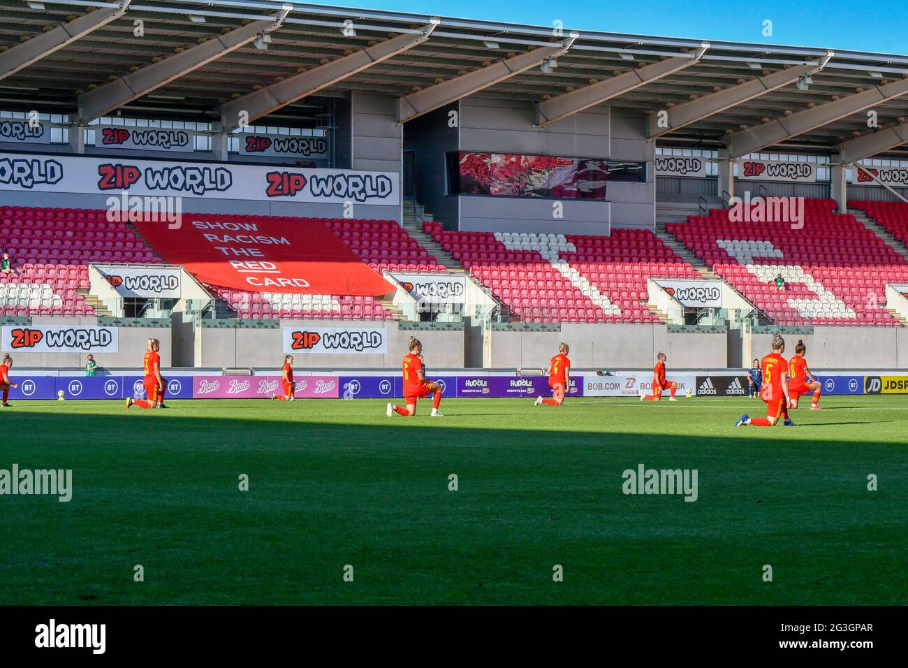 Llanelli, Wales. 15. Juni 2021. Das Wales Women's Team kniet sich vor dem Freundschaftsspiel von Women's International zwischen den Wales Women und den Scotland Women am 15. Juni 2021 im Parc y Scarlets in Llanelli, Wales, Großbritannien, durch. Quelle: Duncan Thomas/Majestic Media/Alamy Live News. Stockfoto