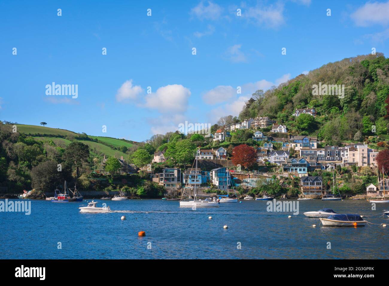 Dartmouth River, im Sommer sehen Sie Boote, die im River Dart Valley vor der Kulisse der Southtown-Gegend von Dartmouth, Devon, England, festgemacht sind Stockfoto