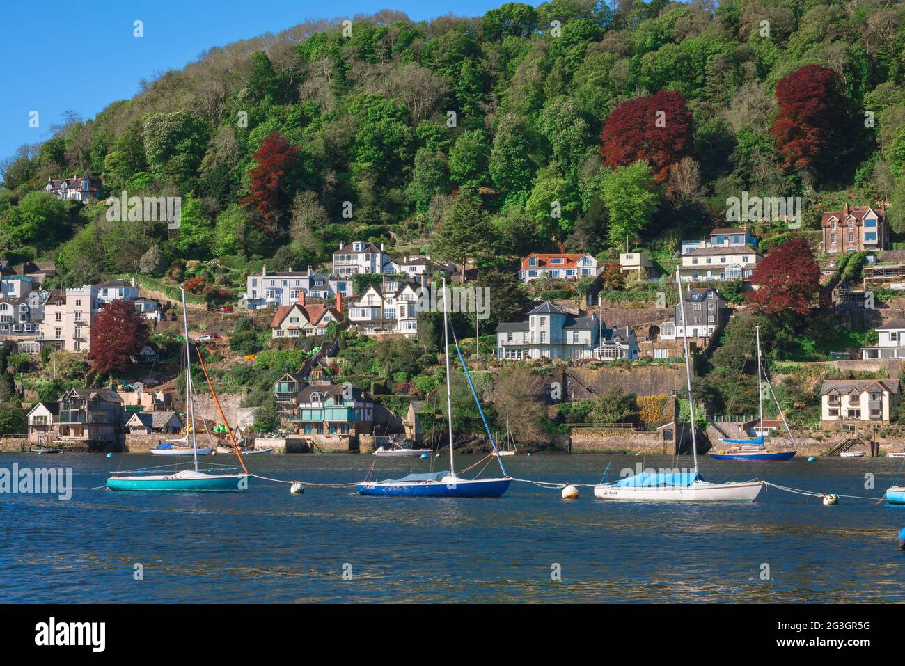 Dartmouth Devon, Blick im Sommer auf Boote, die im River Dart vor dem Hintergrund der Southtown-Region von Dartmouth, South Hams, Devon, England, festgemacht sind Stockfoto
