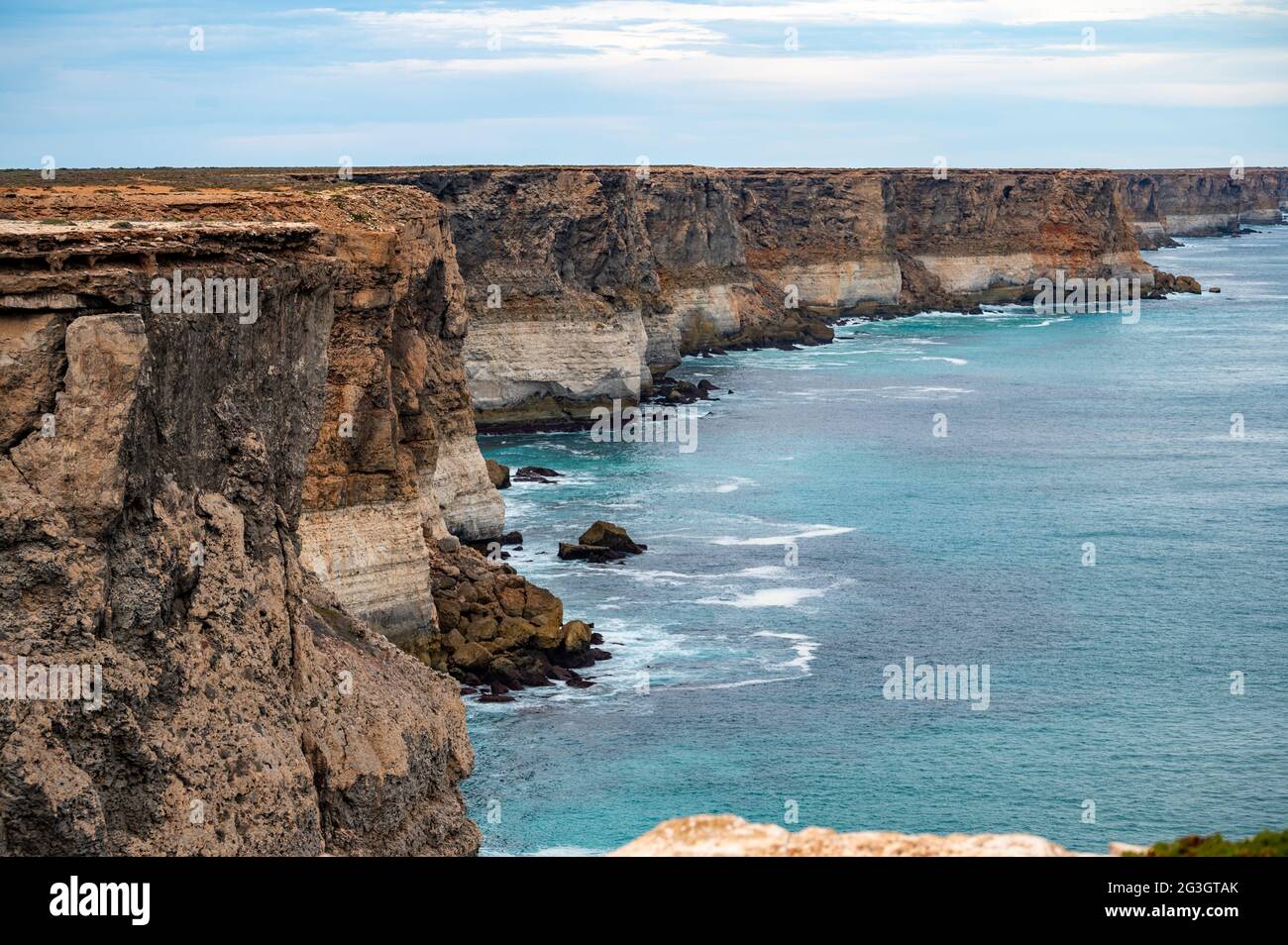 Die Bunda Cliffs, die hier am Head of Bight zu sehen sind, bestehen aus drei Kalksteineinheiten und erstrecken sich 100 km entlang der Great Australian Bight. Stockfoto
