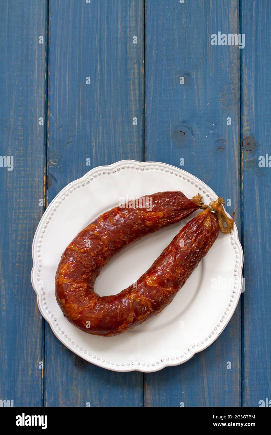 Geräucherte Wurst auf dem Teller Stockfoto