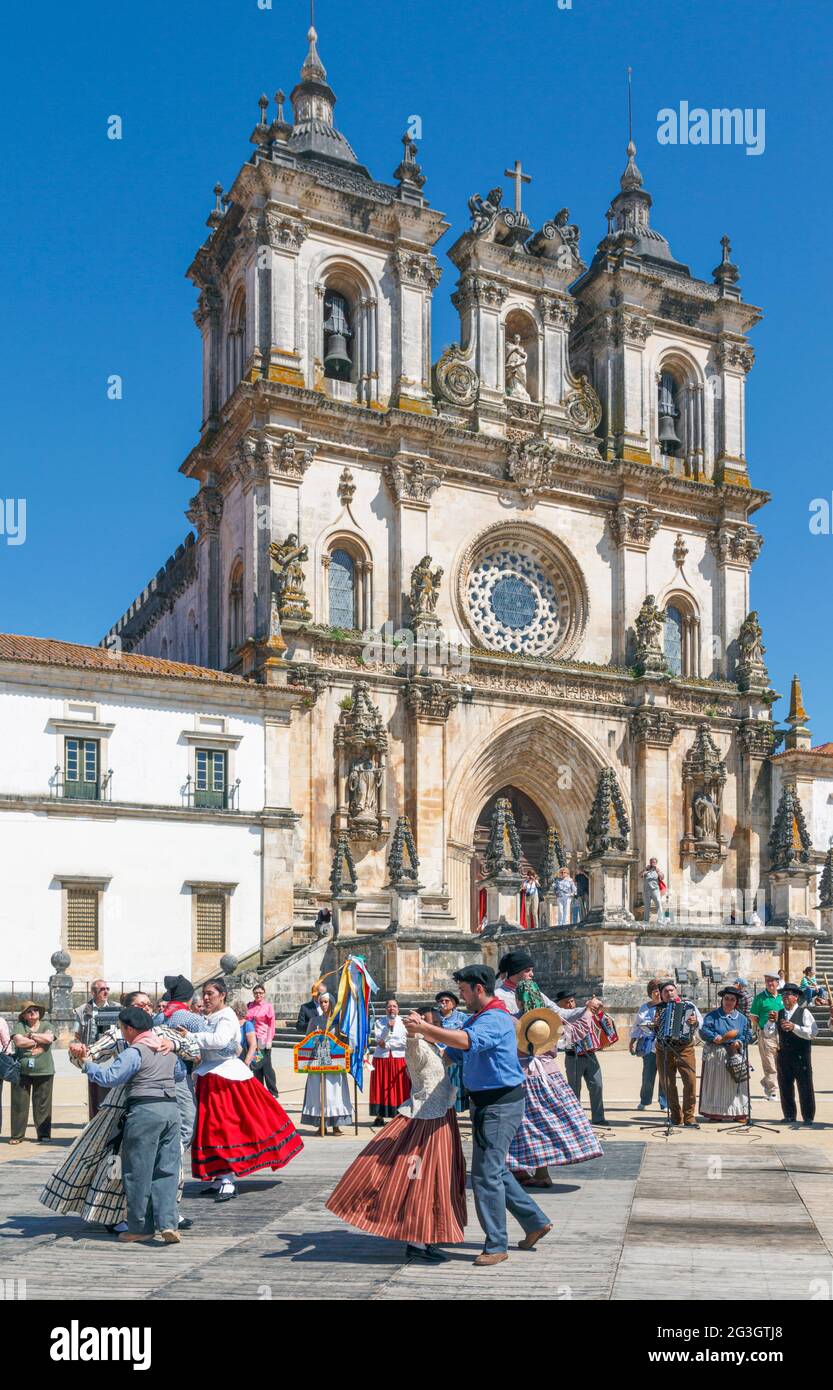 Alcobaca, Bezirk Leiria, Portugal. Folkloristische Tanzgruppe, die vor Mosteiro de Santa Maria auftrat. Kloster Santa Maria. Das Kloster i Stockfoto