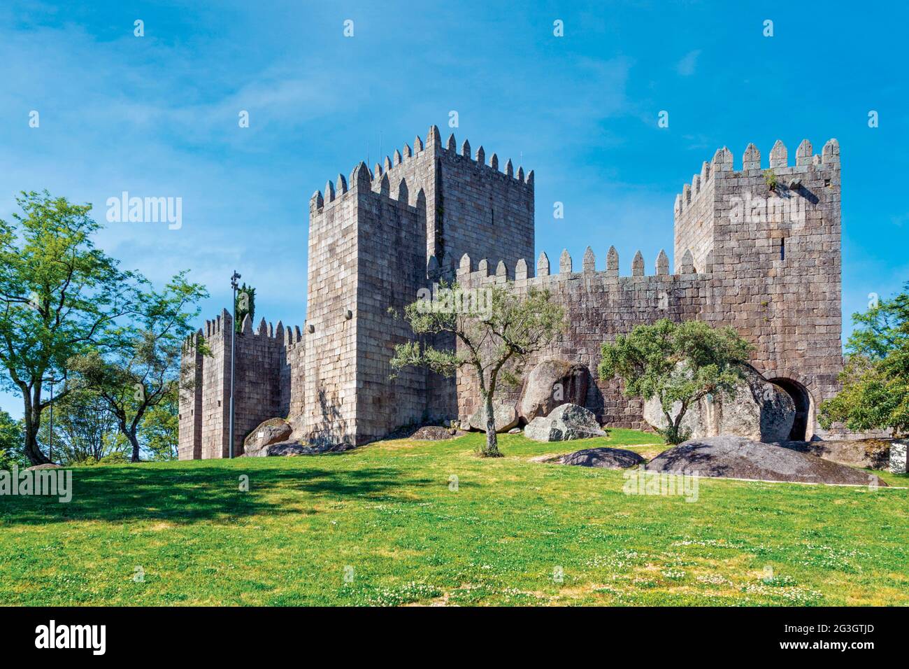 Guimaraes, Bezirk Braga, Portugal. Castelo de Guimaraes oder Burg Guimaraes. Gegründet im 10. Jahrhundert und bekannt als Wiege Portugals. Der Stockfoto