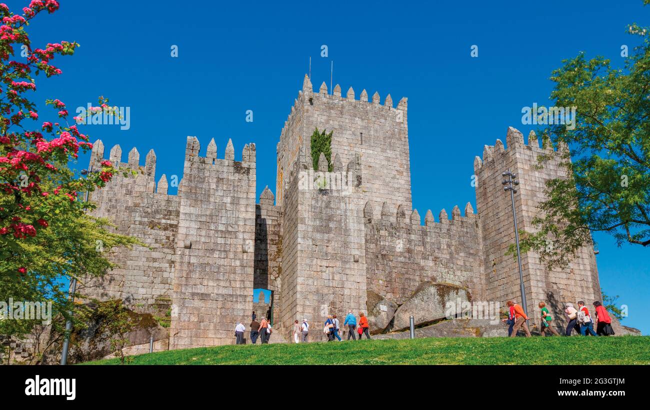 Guimaraes, Bezirk Braga, Portugal. Castelo de Guimaraes oder Burg Guimaraes. Gegründet im 10. Jahrhundert und bekannt als Wiege Portugals. Der Stockfoto