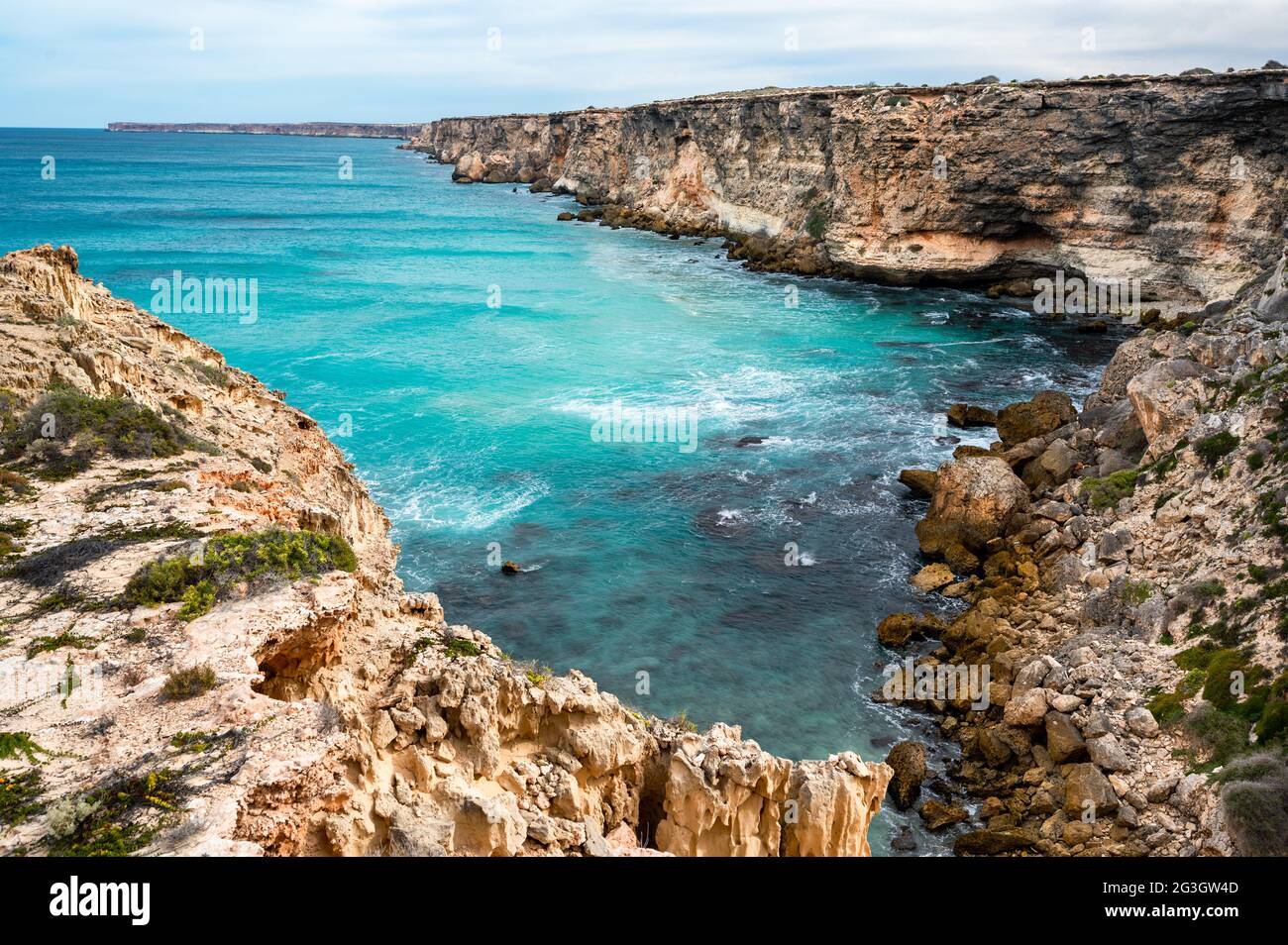 Die Bunda Cliffs, die hier am Head of Bight zu sehen sind, bestehen aus drei Kalksteineinheiten und erstrecken sich 100 km entlang der Great Australian Bight. Stockfoto