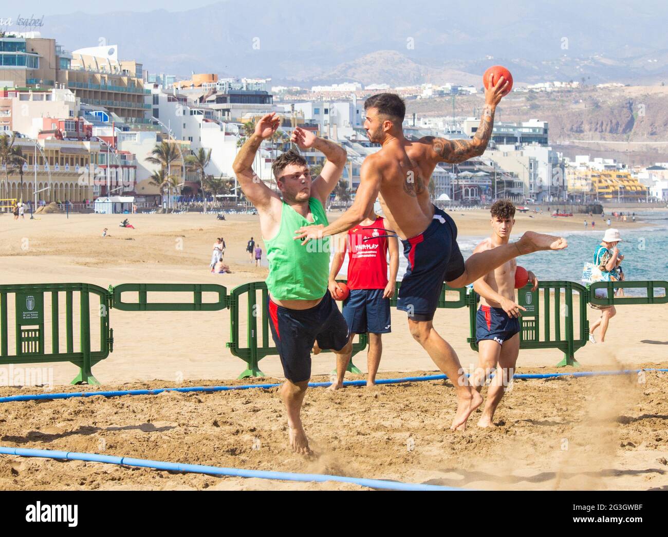 Las Palmas, Gran Canaria, Kanarische Inseln, Spanien. Juni 2021. Teams trainieren vor einem internationalen Handball-Turnier am Strand von Las Palmas auf Gran Canaria (18.-20. Juni). Quelle: Alan Dawson/Alamy Live News Stockfoto