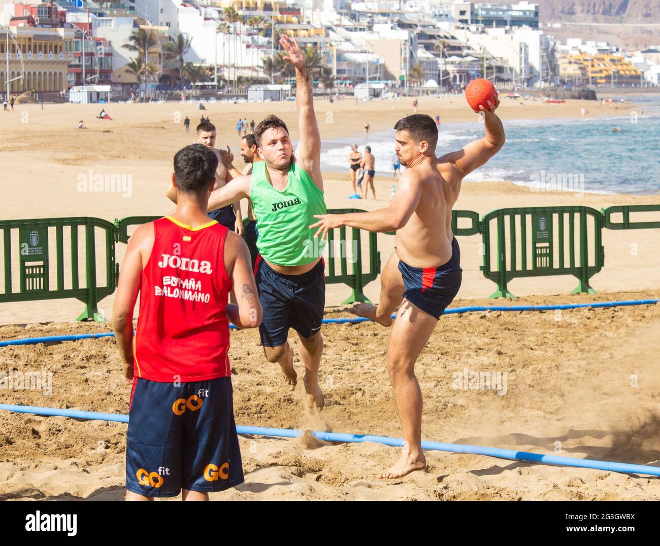 Las Palmas, Gran Canaria, Kanarische Inseln, Spanien. Juni 2021. Teams trainieren vor einem internationalen Handball-Turnier am Strand von Las Palmas auf Gran Canaria (18.-20. Juni). Quelle: Alan Dawson/Alamy Live News Stockfoto