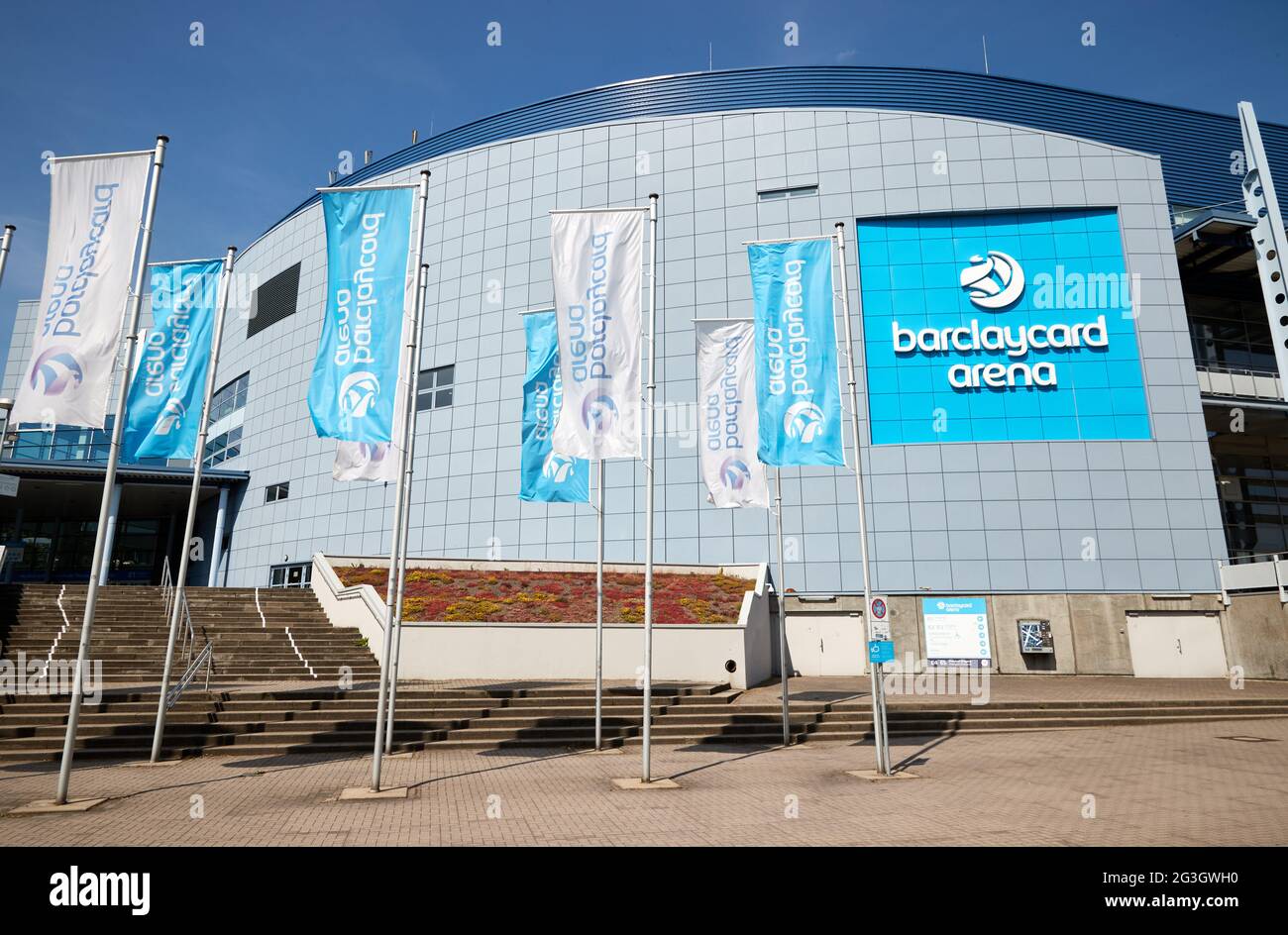 Hamburg, Deutschland. Juni 2021. Der Schriftzug „barclaycard Arena“ befindet sich auf der gleichnamigen Multifunktionsarena für Sport- und Kulturveranstaltungen. Die Barclaycard Arena in Bahrenfeld wird in Barclays Arena umbenannt. Quelle: Georg Wendt/dpa/Alamy Live News Stockfoto