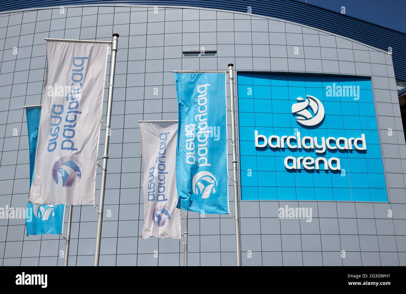 Hamburg, Deutschland. Juni 2021. Der Schriftzug „barclaycard Arena“ befindet sich auf der gleichnamigen Multifunktionsarena für Sport- und Kulturveranstaltungen. Die Barclaycard Arena in Bahrenfeld wird in Barclays Arena umbenannt. Quelle: Georg Wendt/dpa/Alamy Live News Stockfoto