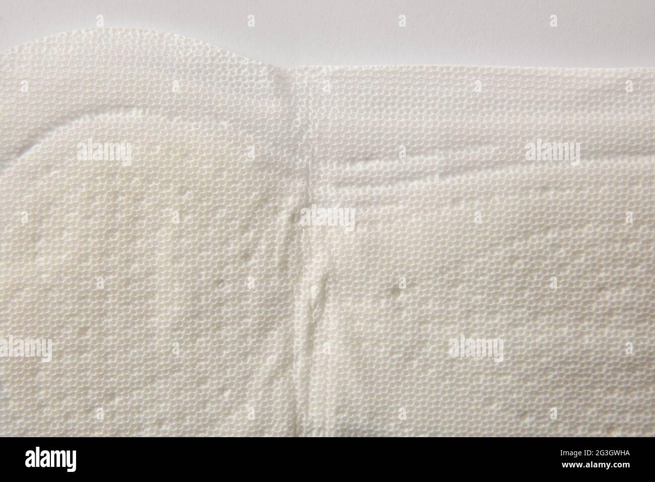 Weiches schützendes und saugfähiges Baumwolltuch für Damenpflege-Makro auf weißem Hintergrund. Draufsicht. Horizontale Zusammensetzung. Stockfoto