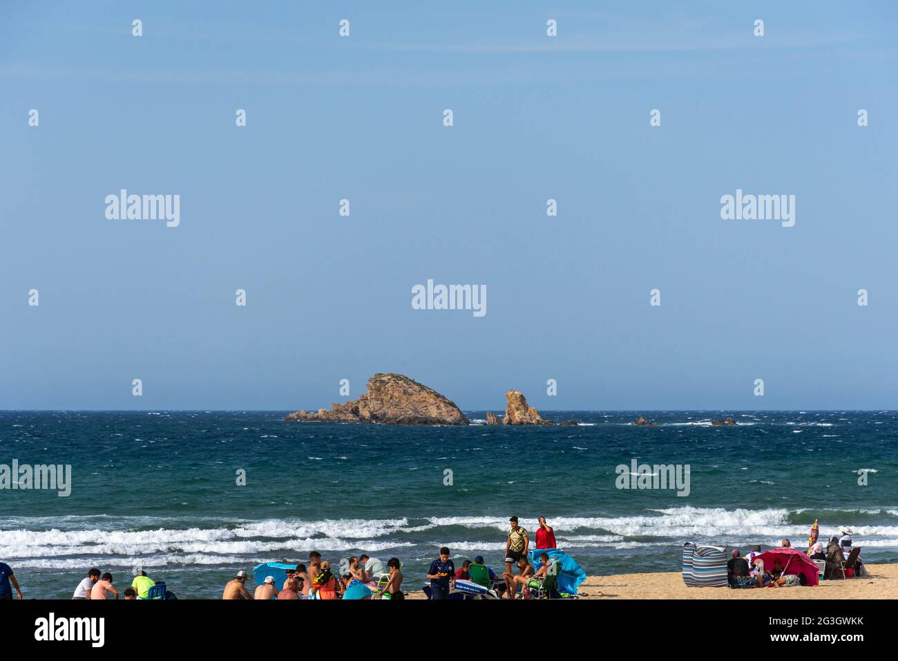 Gruppe junger Leute am Strand, Sommerkonzept, Familienurlaub. Stockfoto