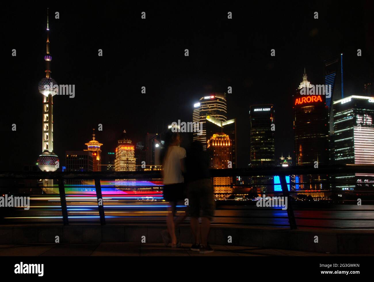 Pudong in Shanghai, China: Blick über den Huangpu-Fluss vom Bund auf den Pudong-Geschäftsviertel mit zwei Personen. Stockfoto