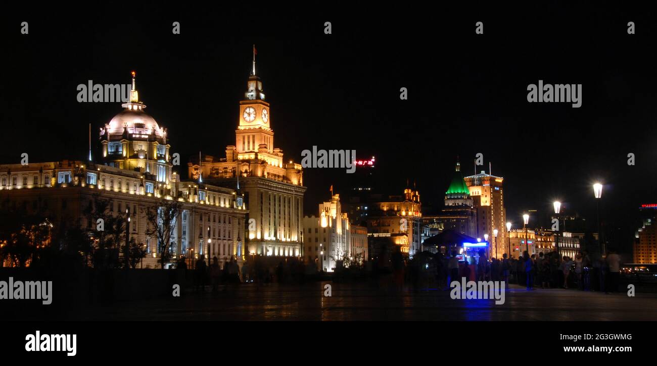 Der Bund in Shanghai, China: Blick auf beleuchtete Kolonialbauten bei Nacht entlang des Bundes. Stockfoto