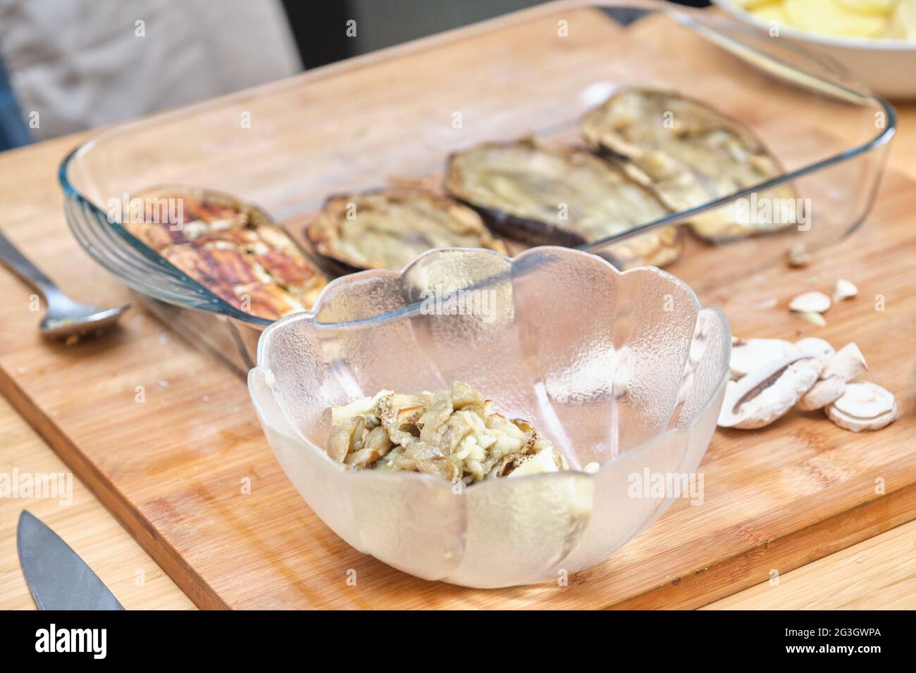 Gefüllte Auberginen Zubereitung. Garzeit. Stockfoto