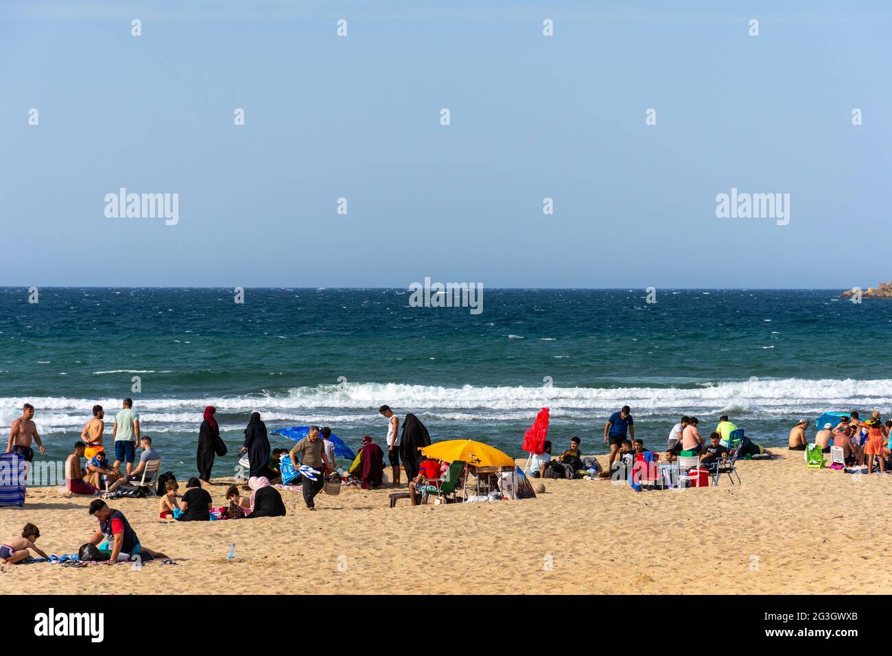 Gruppe junger Leute am Strand, Sommerkonzept, Familienurlaub. Stockfoto