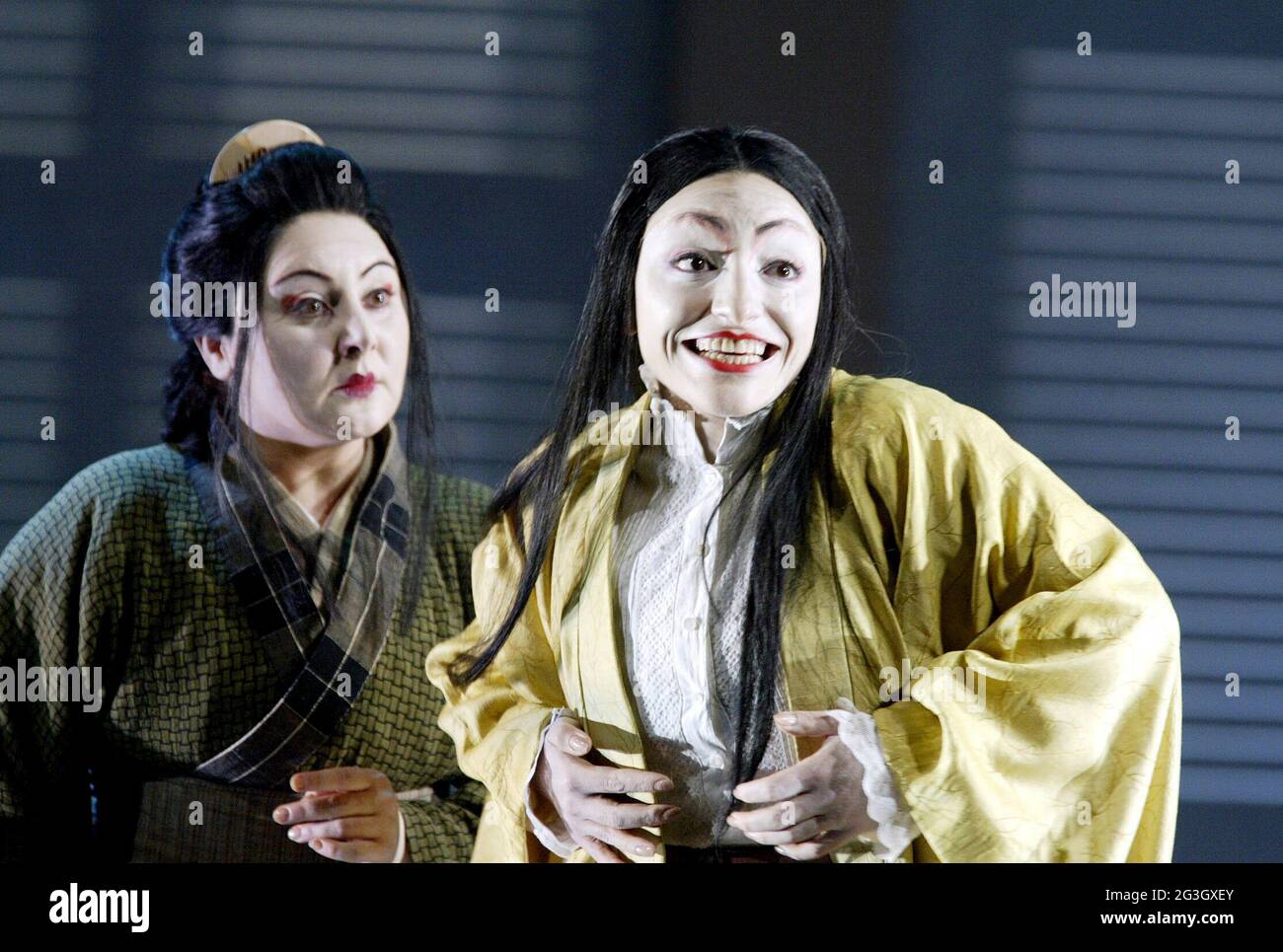 l-r: Enkelejda Shkosa (Suzuki), Cristina Gallardo-Domas ( CIO-CIO-San / Madam Butterfly) in MADAMA BUTTERFLY von Puccini an der Royal Opera, Covent Garden, London WC2 18/03/2003 Dirigent: Antonio Pappano Bühnenbild: Christian Fenouillat Kostüme: Agostino Cavalca Beleuchtung: Christophe Forey Originalregisseure: Moshe Leiser & Patrice Caurier Stockfoto