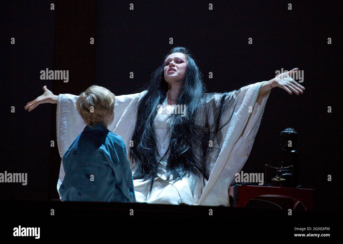 Abschied von ihrem Kind: Kristine Opolais (CIO-CIO-San / Madam Butterfly), Oliver Zetterstrom (Dolore) in MADAMA BUTTERFLY von Puccini an der Royal Opera, Covent Garden, London WC2 20/03/2015 Leitung: Nicola Luisotti Bühnenbild: Christian Fenouillat Kostüme: Agostino Cavalca Beleuchtung: Christophe Forey Originalregisseure: Moshe Leiser & Patrice Caurier Revival Regie: Justin Way Stockfoto