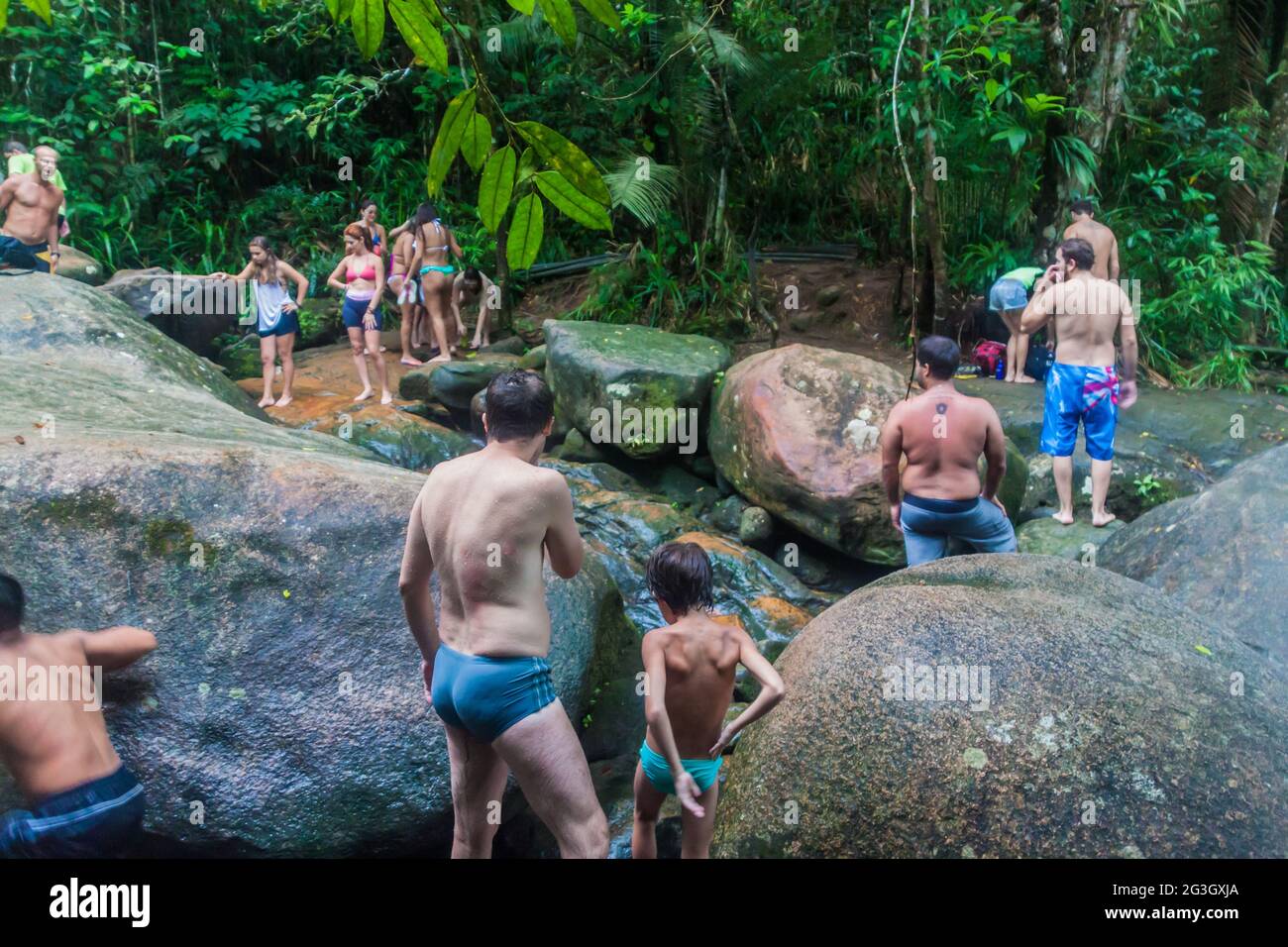 TRINDADE, BRASILIEN - 31. JANUAR 2015: Menschen baden in einem Wasserfall in der Nähe des Dorfes Trindade in der Nähe von Paraty, Bundesstaat Rio de Janeiro, Brasilien. Stockfoto