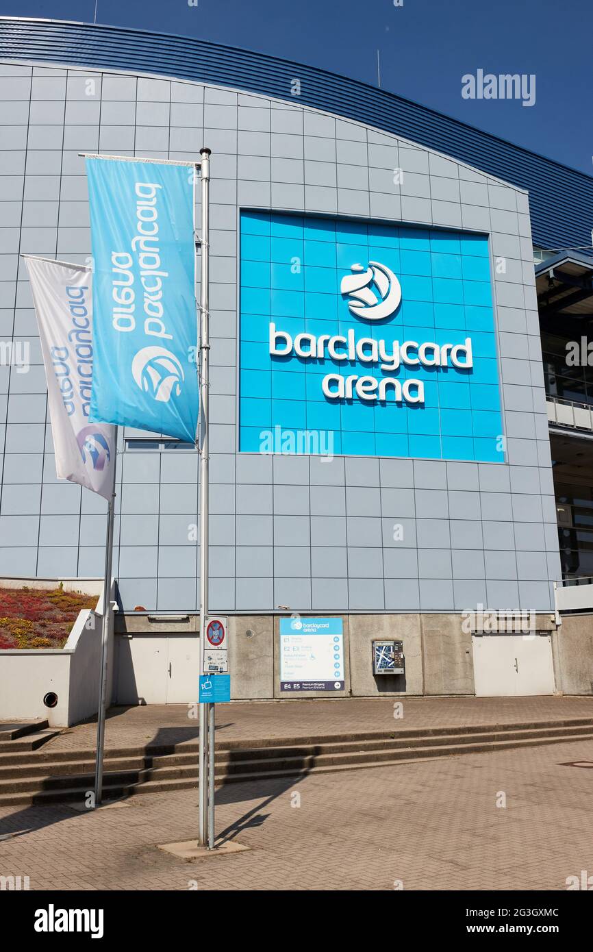 Hamburg, Deutschland. Juni 2021. Der Schriftzug „barclaycard Arena“ befindet sich auf der gleichnamigen Multifunktionsarena für Sport- und Kulturveranstaltungen. Die Barclaycard Arena in Bahrenfeld wird in Barclays Arena umbenannt. Quelle: Georg Wendt/dpa/Alamy Live News Stockfoto