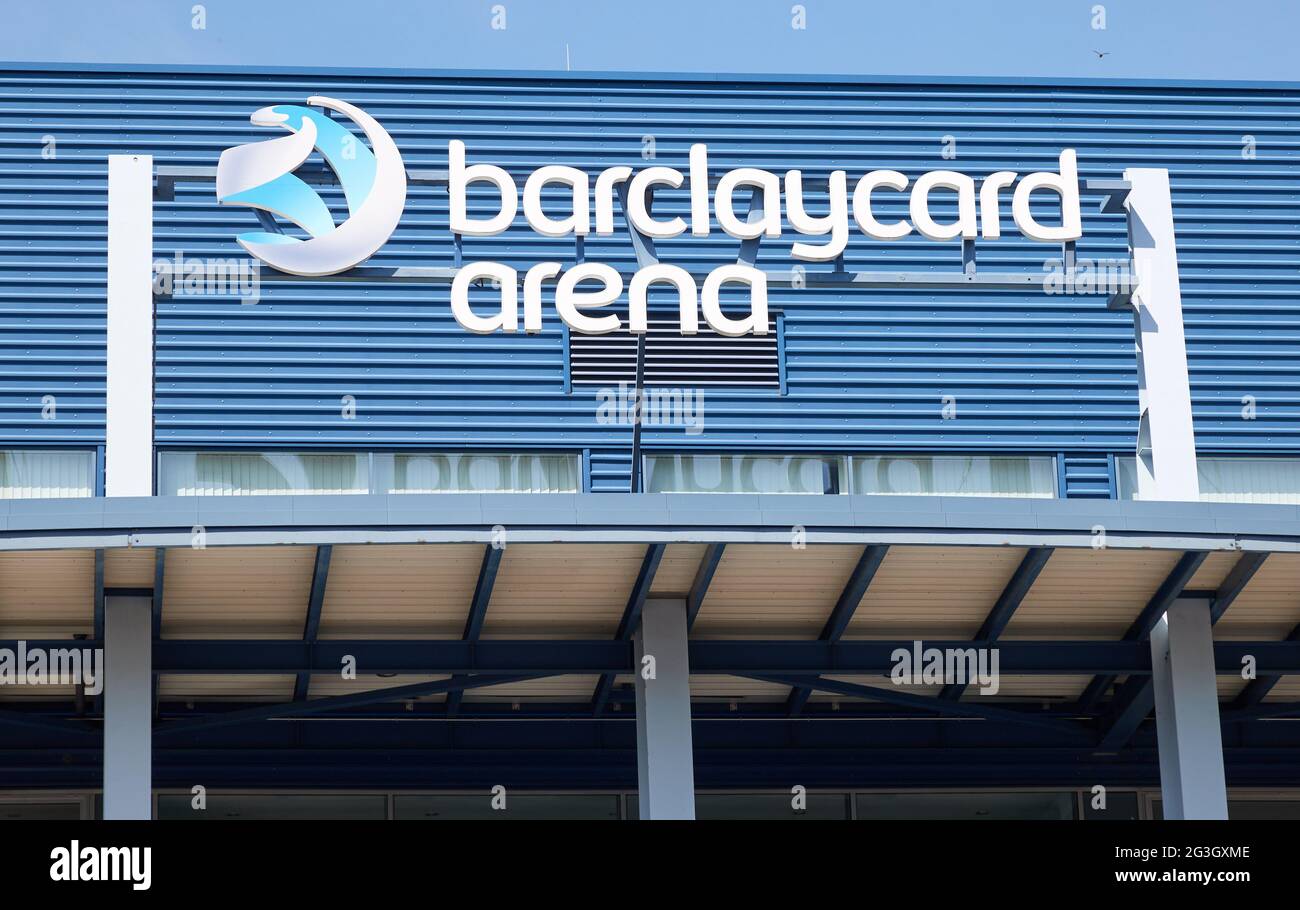 Hamburg, Deutschland. Juni 2021. Der Schriftzug „barclaycard Arena“ befindet sich auf der gleichnamigen Multifunktionsarena für Sport- und Kulturveranstaltungen. Die Barclaycard Arena in Bahrenfeld wird in Barclays Arena umbenannt. Quelle: Georg Wendt/dpa/Alamy Live News Stockfoto