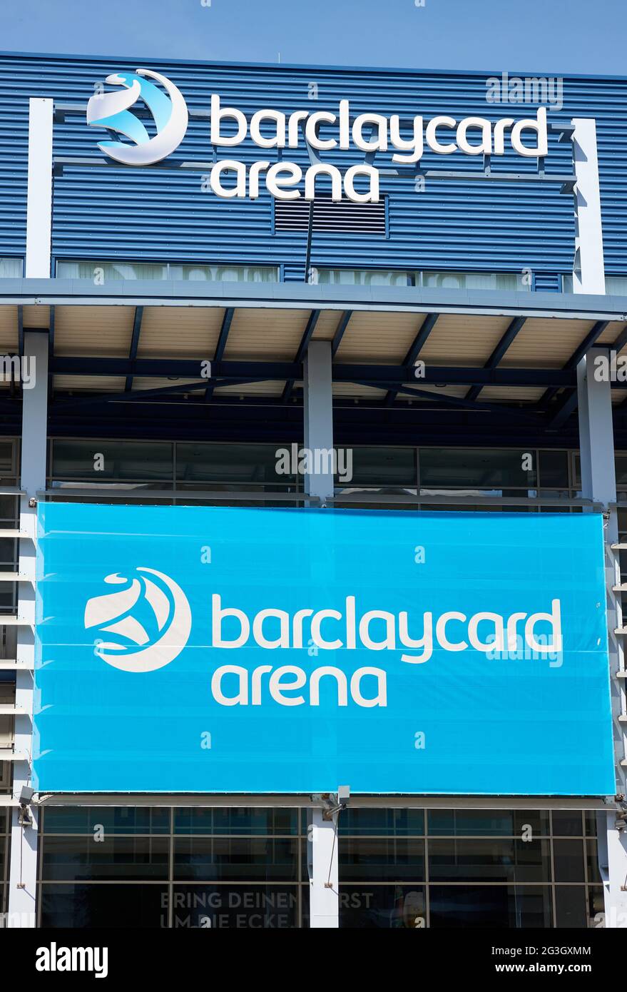 Hamburg, Deutschland. Juni 2021. Der Schriftzug „barclaycard Arena“ befindet sich auf der gleichnamigen Multifunktionsarena für Sport- und Kulturveranstaltungen. Die Barclaycard Arena in Bahrenfeld wird in Barclays Arena umbenannt. Quelle: Georg Wendt/dpa/Alamy Live News Stockfoto