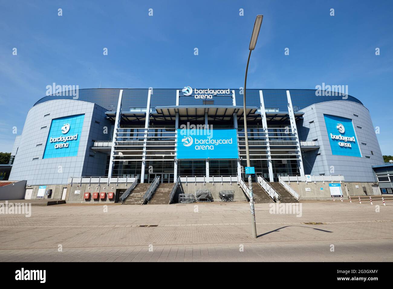 Hamburg, Deutschland. Juni 2021. Der Schriftzug „barclaycard Arena“ befindet sich auf der gleichnamigen Multifunktionsarena für Sport- und Kulturveranstaltungen. Die Barclaycard Arena in Bahrenfeld wird in Barclays Arena umbenannt. Quelle: Georg Wendt/dpa/Alamy Live News Stockfoto