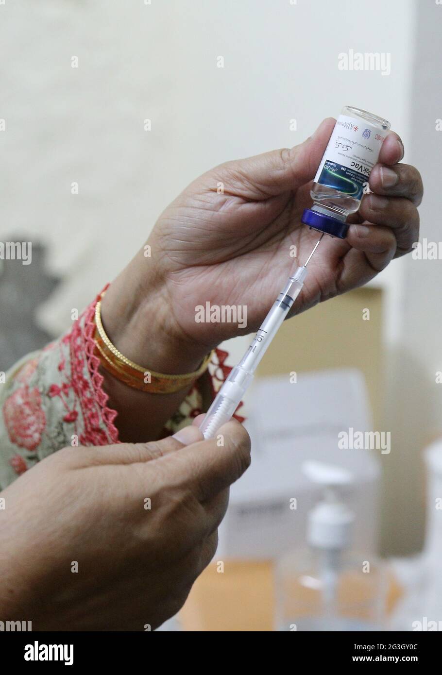 Am 15. Juni 2021 füllt ein Gesundheitsmitarbeiter die Injektion mit PAK-VAC-Impfstoff für COVID-19 in einem örtlichen Krankenhaus in Hyderabad, Pakistan. (Foto von Jan Ali Laghari / Pacific Press/Sipa USA) Stockfoto