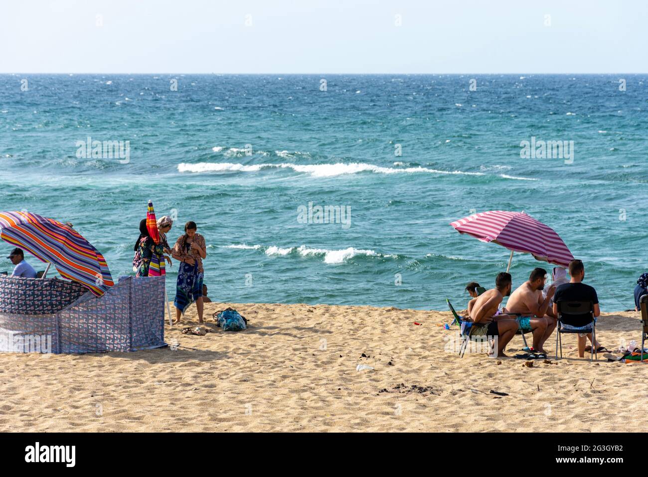 Gruppe junger Leute am Strand, Sommerurlaub. Stockfoto