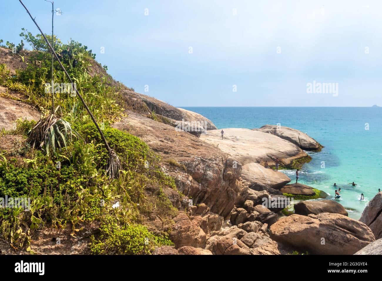 RIO DE JANEIRO, BRASILIEN - 27. JANUAR 2015: Am Fels Pedra do Arpoador zwischen den Stränden von Ipanema und der Papaana in Rio de Janeiro schwimmen die Menschen im Meer. Stockfoto