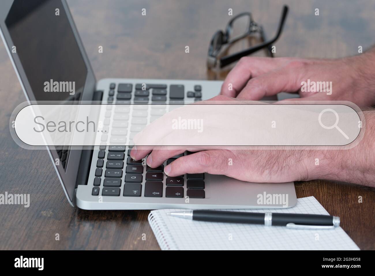 Person mit Laptop-Computer auf Holztisch mit Suchmaschinen-Suchfeld Overlay, Internet-Suche und Browsing-Konzept Stockfoto
