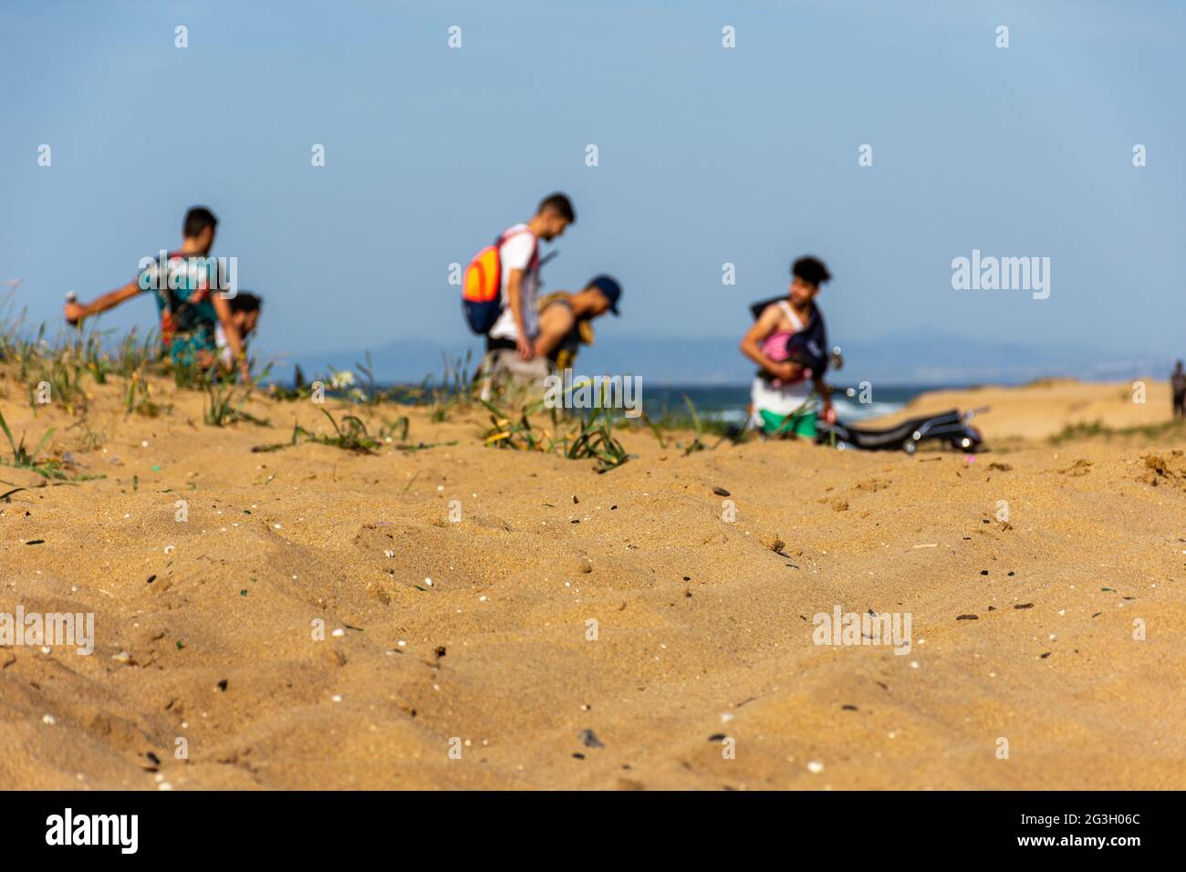 Gruppe junger Leute am Strand, Sommerurlaub. Stockfoto