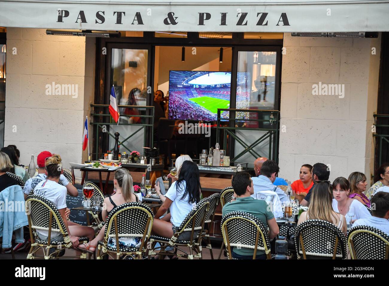 Cannes, Frankreich. Juni 2021. Am 15. Juni 2021 wird in einer Bar in Cannes, Frankreich, das Spiel der UEFA EURO 2020 Frankreich gegen Deutschland gespielt. (Foto: Lionel Urman/Sipa USA) Quelle: SIPA USA/Alamy Live News Stockfoto