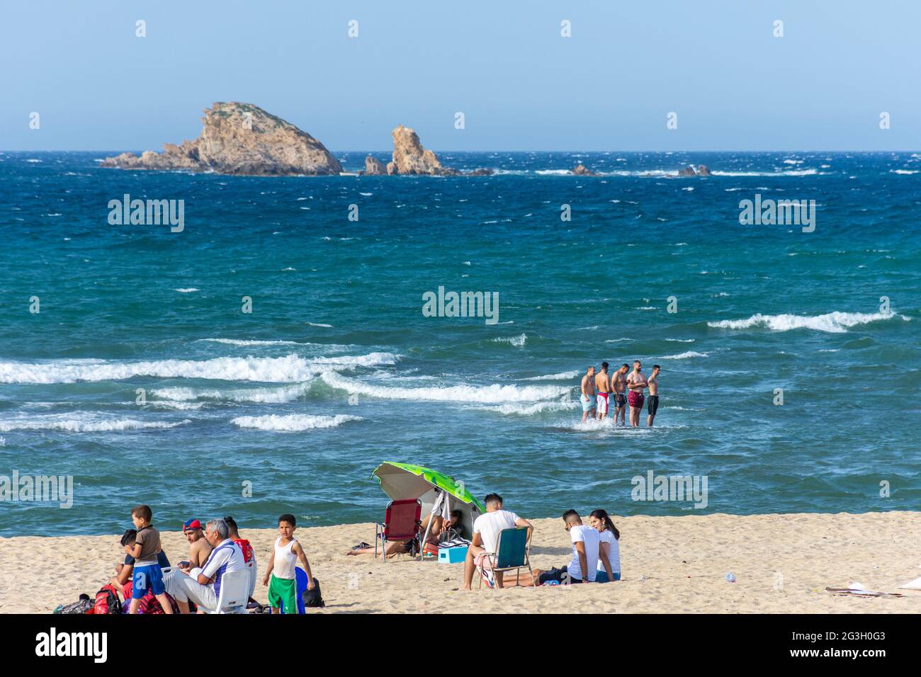 Gruppe von Familien am Strand, Sommerurlaub, Algier, Algerien. Stockfoto