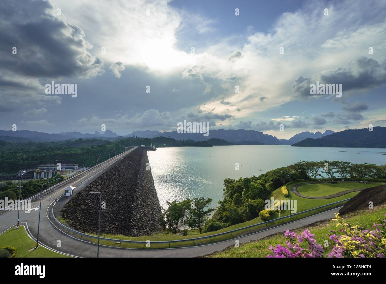 Wunderschöne Landschaft des Damms „Ratchaprapha“ in Surat Thani, südlich von Thailand. Stockfoto