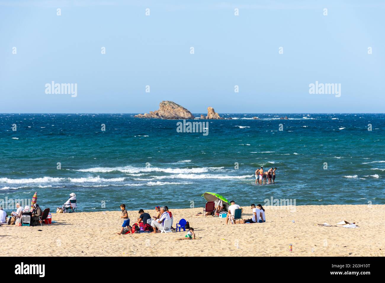 Gruppe von Familien am Strand, Sommerurlaub, Algier, Algerien. Stockfoto
