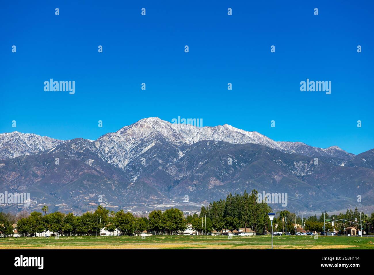 Rancho Cucamonga, CA, USA – 6. Februar 2021: Blick auf die schneebedeckten San Gabriel Mountains vom Foothill Boulevard in Rancho Cucamonga, Califo Stockfoto