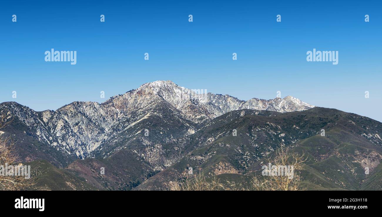 Die San Gabriel Mountains mit Schnee auf dem Cucamonga Peak aus der Rancho Cucamonga Gegend Stockfoto