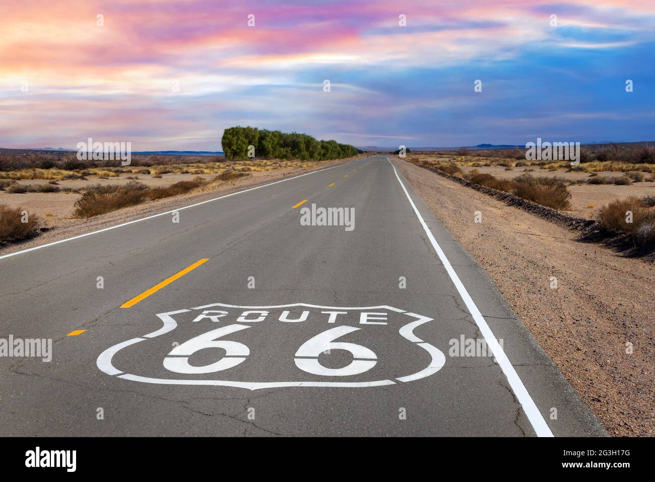Route 66 Schildmarkierung auf der Autobahn in der Mojave-Wüste Stockfoto