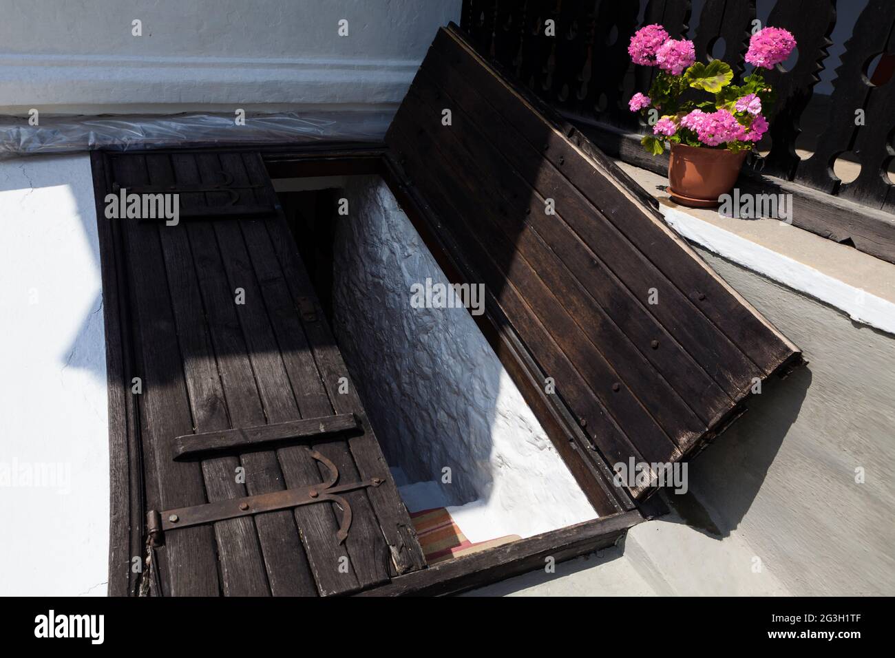 Holztüren des unterirdischen Weinkellers. Eingang zum traditionellen rustikalen Keller Stockfoto