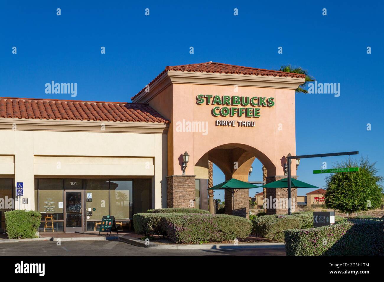 Victorville, CA, USA – 6. Juni 2021: Außenansicht eines Starbucks Coffee-Gebäudes mit Ziegeldach in Victorville, Kalifornien. Stockfoto