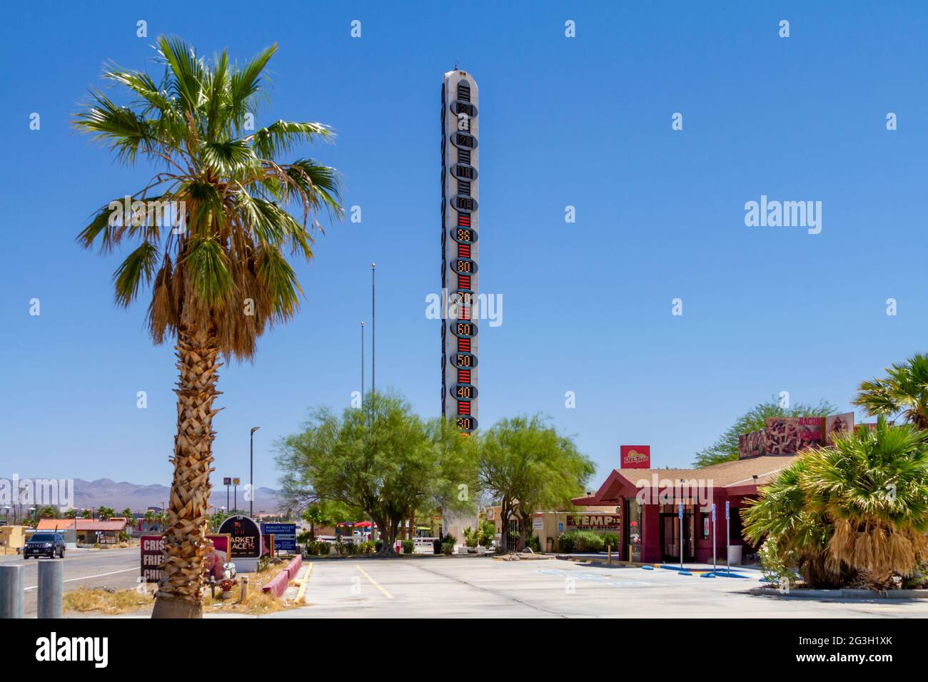 Baker, CA, USA – 6. Juni 2021: Blick auf das höchste Thermometer der Welt in der Stadt Baker, Kalifornien, in der Mojave-Wüste. Stockfoto