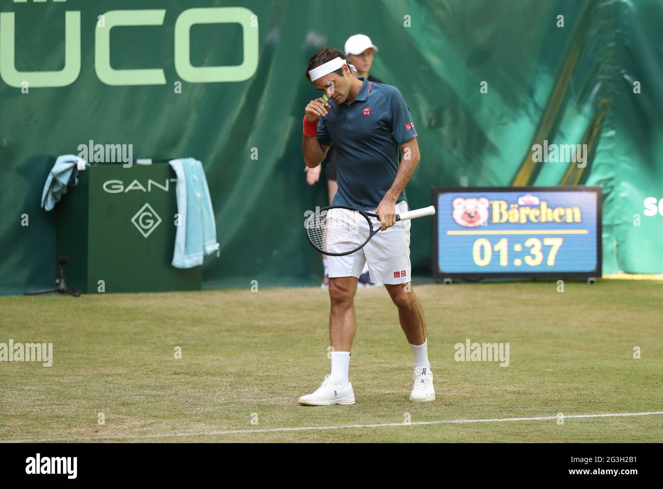 Roger Federer Switzerland Wipes Face Stockfotos und -bilder Kaufen - Alamy