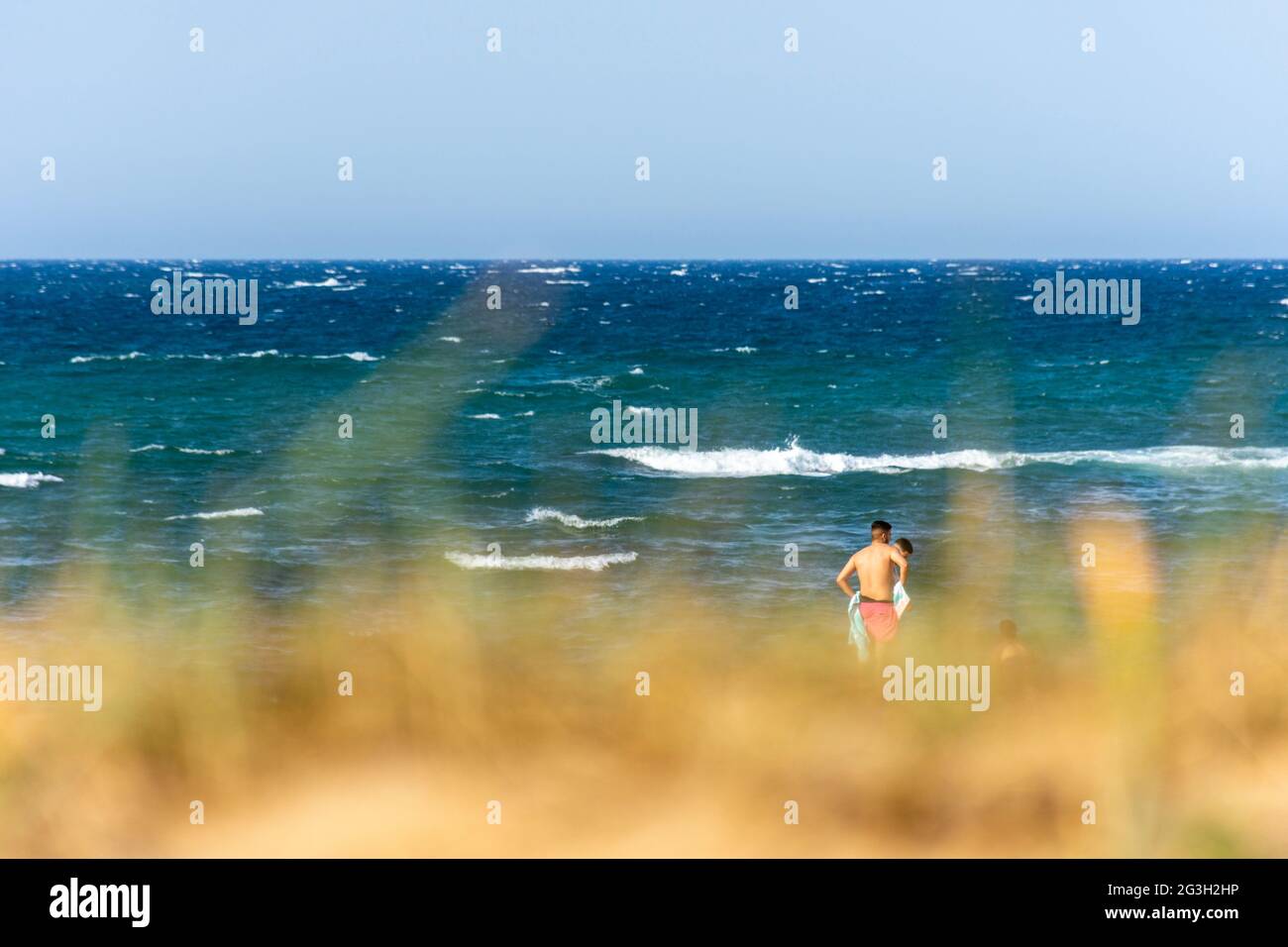 Gruppe von jungen Menschen am Strand, Freunde Abenteuer, Sommerurlaub, verschwommener Vordergrund. Stockfoto