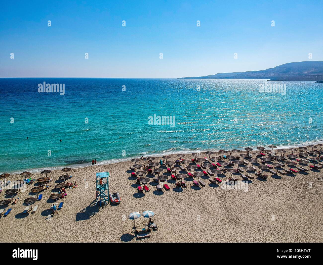 Luftaufnahme des Strandes von Simos auf der Insel Elafonisos in Griechenland. Elafonisos ist eine kleine griechische Insel auf dem Peloponnes mit idyllischen exotischen Stränden in Lakonia Stockfoto